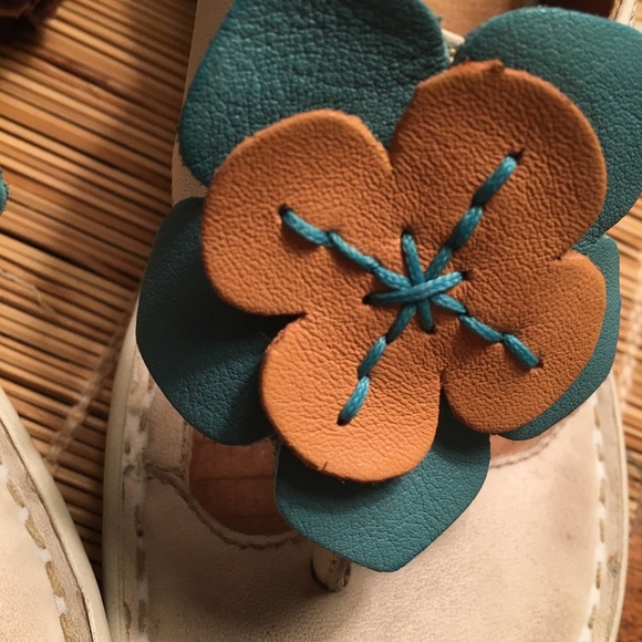 Born ~ Hand-Crafted FootWear Leather Flower Wedge - Picture 3 of 8